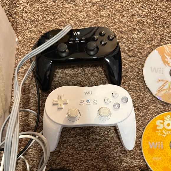 Nintendo Wii bundle - console, controllers and games - Picture 4 of 9